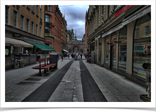 Shopping street on the way to the palace.